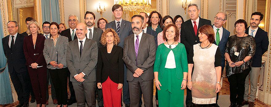 Foto de familia de la ministra de Política Territorial y Función Pública junto a los consejeros antes de empezar la Conferencia Sectorial de Administración Pública.