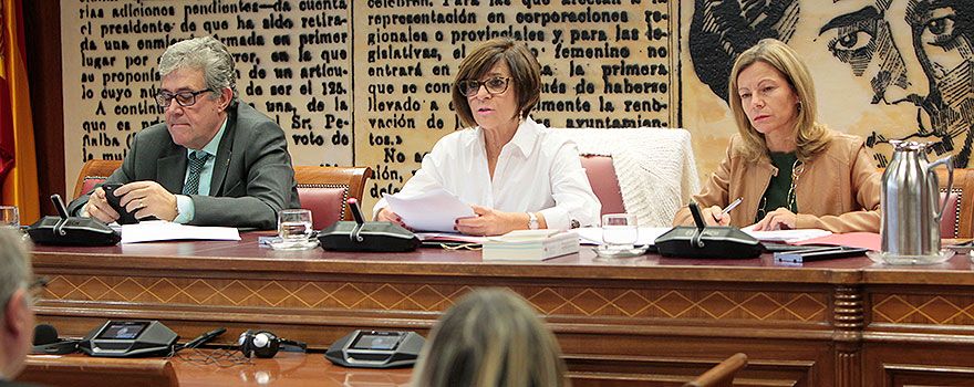 Francisco Fernández y Carmen de Aragón, en la izquierda, junto a una letrada.