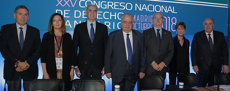 Tomás Chivato Pérez, decano de la Facultad de Medicina de la Universidad CEU San Pablo; Esmeralda Rasillo López, directora general de Relaciones con la Administración de Justicia; Enrique Ruiz Escudero, consejero de Sanidad de la Comunidad de Madrid; Juan José González Rivas, presidente del Tribunal Constitucional; Serafín Romero, presidente de la OMC; Victoria Ortega Benito, presidenta del Consejo General de la Abogacía Española; y Ricardo De Lorenzo, presidente de la Asociación Española de Derecho Sanitario. 