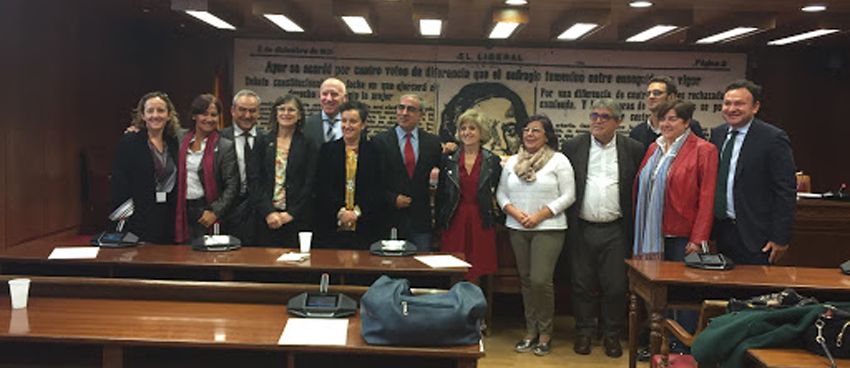 Eloísa del Pino, directora de Gabinete de la ministra; Marta Natividad, directora de la Aecosan; Julio Bruno, jefe de Gabinete de la Secretaría de Sanidad; Pilar Aparicio, directora general de Salud Pública; Faustino Blanco, secretario general de Sanidad; María Fernández, senadora del PSOE, José Martínez Olmos, portavoz de Sanidad del PSOE en el Senado; la ministra María Luisa Carcedo; Ana María Pérez, senadora del PSOE; Modesto Pose, senador del PSOE ;Jaime Prats, director de Comunicación del Ministerio de Sanidad. 