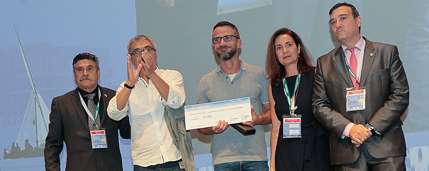 Llisterri, Moyá y García Romanos hacen entrega del cheque de 10.000 euros a los representantes de Sant Llorenç.