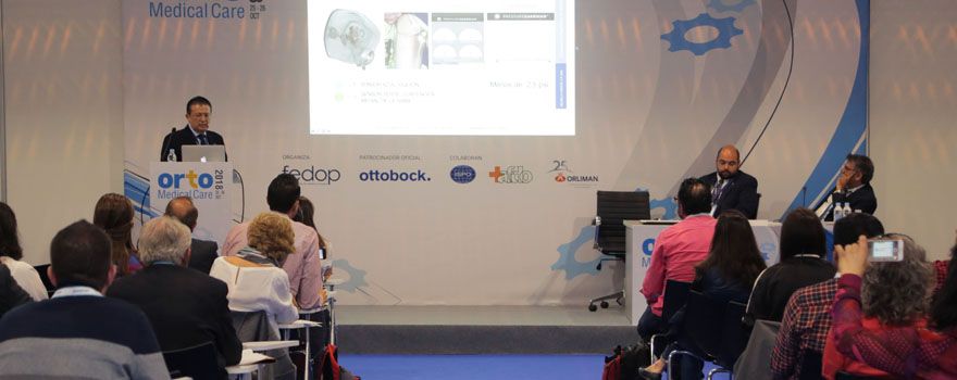 Marlo Ortiz al frente de la ponencia sobre 'Contención isquiática en diseños de encajes transfemorales'.