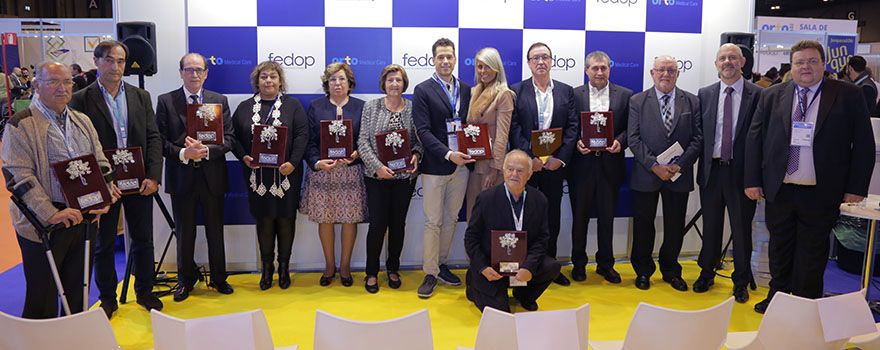 Foto de famiilia de los premiados con Enric Florensa, consejero delegado de Orliman, y Pablo Martin Perez Aragundi, presidente de la Federación Española de Ortesistas Protesistas (Fedopt).