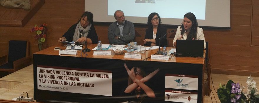 Nuria Mateos de la Calle, psicóloga forense en los Juzgados de Violencia sobre la Mujer en Madrid; Juan Hermoso, de la división de Psicología de Centro de Enseñanza Superior Cardenal Cisneros; Mª José Bueno Casas, responsable del Área de Violencia de Género de la Federación de Mujeres Progresistas; y Timanfaya Hernández Martínez, psicóloga del Punto de Violencia de Género de Coslada y psicóloga de la Red de Oficinas Judiciales de Madrid. 