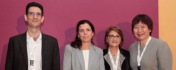 Eduardo de Porras Ortiz, de Howdazz; Ana Herranz, vocal de Farmacia Hospitalaria en el Consejo General de Farmacéuticos; Teresa Bermejo, jefa de Farmacia del Hospital Ramón y Cajal, y Melsen Kwong, del Cedars Sinai Los Angeles.