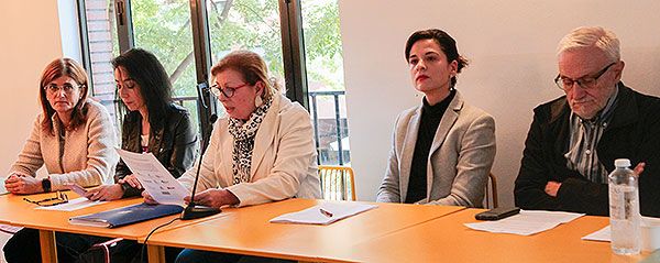 Ana Jiménez, secretaria terrotirial de la Asociación de Médicos y Titulados Superiores de Madrid (Amyts);  Esther Nieto, de la junta directiva de la Sociedad Madrileña de Enfermería Familia y Comunitaria (Semap); Sara Gasco González, secretaria del Colegio Oficial de Enfermería de Madrid; Teresa Galindo, secretaria del Sindicato de Enfermería, Satse, Madrid;  Marciano Sánchez-Bayle, presidente de la Asociación para la Defensa de la Sanidad Pública madrileña.