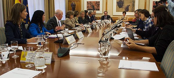 Un momento de la reunión entre Ministerio, sociedades científicas y pacientes este martes.