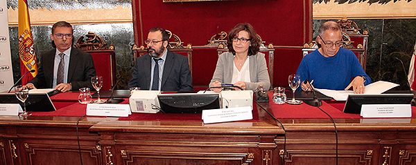 Josep María Espinalt, presidente de Aelmhu; César Hernández, jefe del departamento de Medicamentos de Uso Humano de la Aemps; María José Calvo, subdirectora general de Farmacia y Productos Sanitarios de la Comunidad de Madrid; y Josep Torrent, presidente del jurado de la II edición de los Premios Aelmhu.