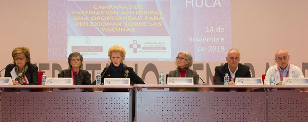 Imagen de la mesa durante el acto.