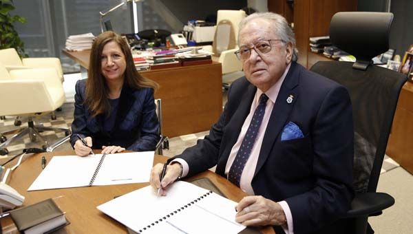 Alba Soutelo, presidenta del Colegio de Farmacéuticos de Pontevedra, y Diego Murillo, presidente de AMA Vida Seguros y Reaseguros. 