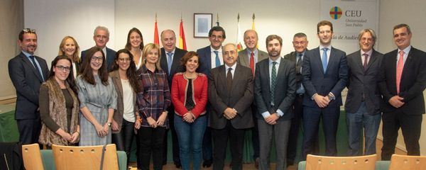 Los alumnos del máster junto a las personalidades presentes en la inauguración.