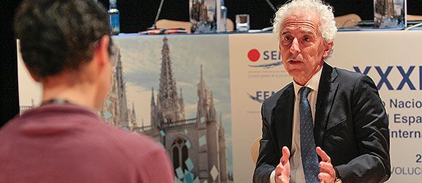 Gómez Huelgas, en un momento de la entrevista.