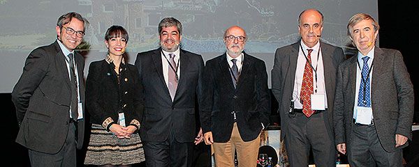 De izquierda a derecha: Víctor Montori; Cristina Llorente, presidenta de la Asociación de Diabéticos de Burgos; Carlos Dueñas, presidente del comité organizador del XXXIX Congreso de la SEMI; Alberto Ruiz Cantero, jefe de la Unidad de Gestión Clínica de Medicina Interna del Hospital de la Serranía; Antoni Zapatero, presidente de la SEMI, y Miquel Vilardell, expresidente de la SEMI.