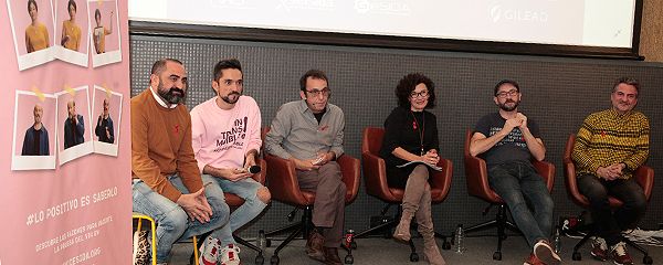 Toni Poveda, Jorge Garrido y Ramón Espacio, de Cesida, la directora del Plan Nacional de Sida, Julia del Amo, y los directores Álvaro Pastor y Antonio Naharro, en la presentación de la campaña