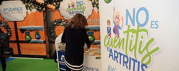 Una mujer escribe un mensaje de apoyo para los pacientes con artritis. 