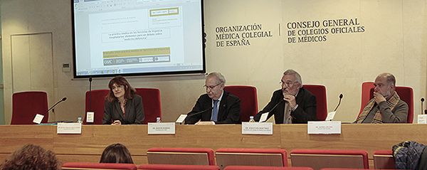 Beatriz González López-Valcárcel, presidenta saliente de Sespas; Serafín Romero, presidente de la OMC; Sebastián Martínez, presidente del Colegio de Médicos de Zamora y coautor del estudio; y Andreu Segura, coautor del estudio,  durante la presentación del informe.  