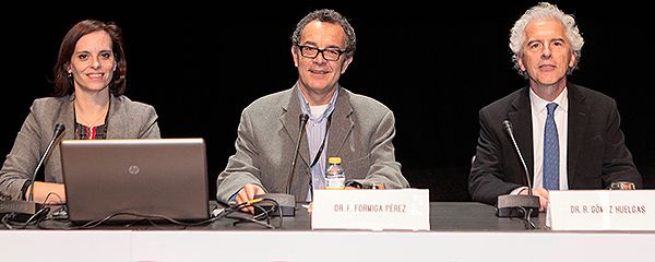 Dolores López Carmona, del Hospital Regional Universitario de Málaga; Francesc Formiga, del Hospital de Bellvitge, y Gómez Huelgas.