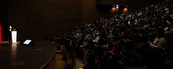 Aspecto de la sala durante la conferencia.