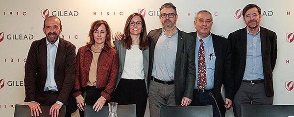Santiago Moreno, jefe del Departamento de Enfermedades Infecciosas en el Hospital Ramón y Cajal de Madrid; Marisa Álvarez, directora médica de Gilead en España; Amaya Echevarría, executive director de la Unidad de Negocio de VIH de Gilead; Josep María Llibre, médico del Departamento de Enfermedades Infecciosas del Hospital Universitario Germans Trias i Pujol de Badalona; Josep Alcamí, director de la Unidad de Inmunopatología de SIDA en el Centro Nacional de Microbiología; y José Ramón Arribas, jefe de Sección de Medicina Interna, especializado en enfermedades infecciosas, del Hospital Universitario La Paz de Madrid.
