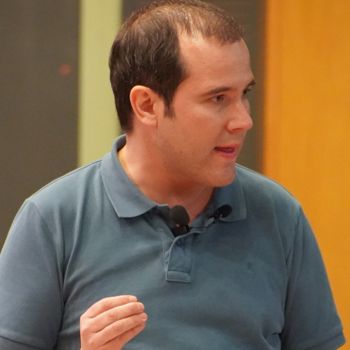 Borja Ruiz, fundador y director de AMIR, durante la última tutoria. 