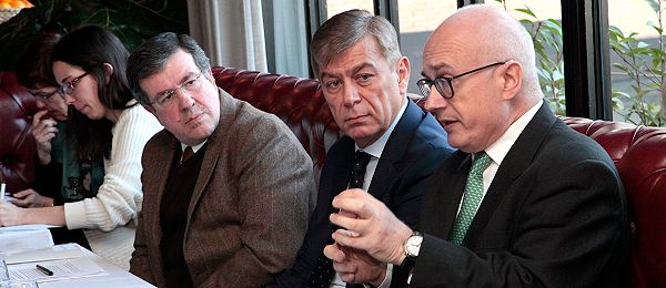 Antonio Fernández (Janssen), José Luis López Estebaranz (Hospital Fundación Alcorcón ) y Lluís Puig (Hospital de la Santa Creu y Sant Pau de Barcelona).