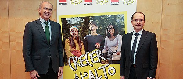 Enrique Ruiz Escudero y Juan Martínez muestran el cartel de la campaña.