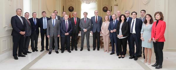 Garrido y el consejero de Sanidad, Enrique Ruiz Escudero, junto al resto del equipo. 