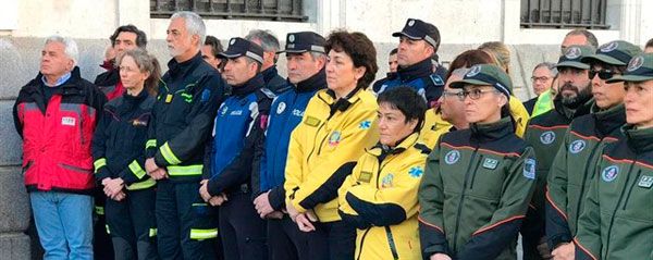 Imagen de los cuerpos de emergencias y bomberos durante el acto de homenaje de este lunes en la Puerta del Sol.