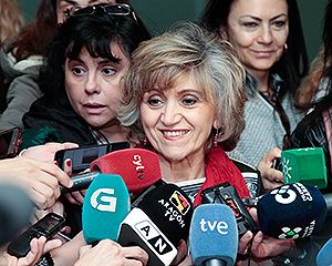 La ministra de Sanidad, María Luisa Carcedo, atendiendo a los medios.