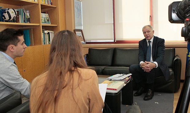 El Comisario europeo de Salud atiende a las preguntas de Redacción Médica.