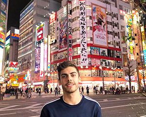 José Manuel Busto, en una calle de Tokyo, durante su viaje.