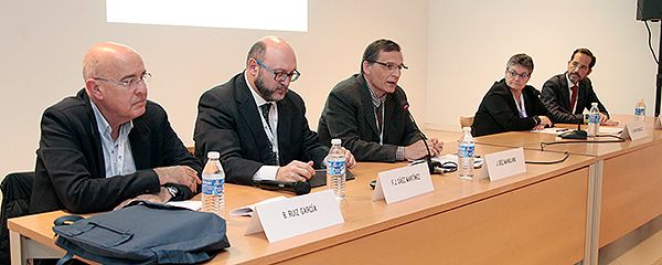 De izquierda a derecha, la mesa sobre Horizonte 2025: Boi Ruiz, vicepresidente de la Fundación Humans; Francisco José Sáez, vicepresidente de SEMG; Jesús Díez Manglano; Emiliana Vicente González, presidenta del Consejo General del Trabajo Social; y Manuel Arellano Armisen, vicepresidente de la Plataforma de Organizaciones de Pacientes.