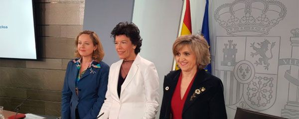 María Luisa Carcedo, ministra de Sanidad, junto a la ministra la portavoz, Isabel Celaá (centro), y la ministra de Economía, Nadia Calviño (izquierda).