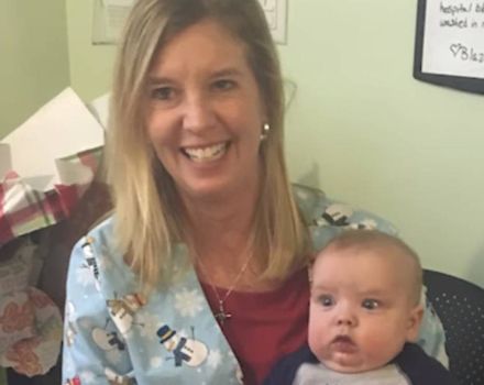 Angela Farnan junto al pequeño Blaze. 