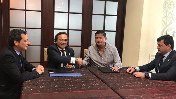 Momento de la reunión entre la representación de AMA y el presidente del Colegio de Médicos de la provincia de Manabí, Gregorio Santana.