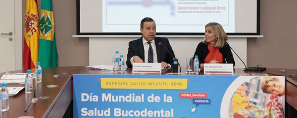 Óscar Castro y Paola Beltri, en un momento de la presentacióon de la campaña 'Piensa en su boca, cuida su salud'.