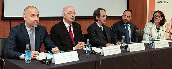 José Marcilla, director general de Novartis Oncology; Miguel Ángel Sanz, coordinador del Área de Investigación de Oncología y Hematología del Instituto de Investigación Sanitaria La Fe de Valencia; Jorge Sierra, presidente de la Sociedad Española de Hematología y Hemoterapia; Iván Álvarez Twose, coordinador del Instituto de Estudios de Mastocitosis de Castilla-La Mancha- CSUR de Mastocitosis; y Eva López, directora médica de Novartis Oncology.