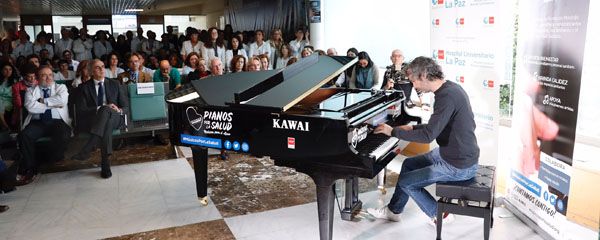 Un  momento del microconcierto de James Rhodes.