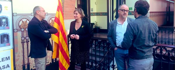 A la izquierda se puede observar el cartel con el rostro de los políticos presos.