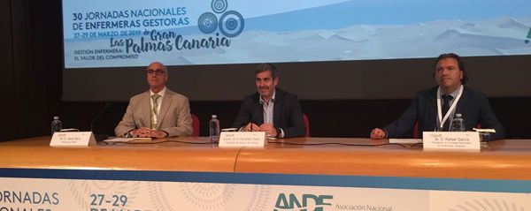 Jesús Sanz Villorejo, presidente de ANDE; Fernando Clavijo Batlle, presidente del Gobierno de Canarias, y Rafael García Montesdeoca, presidente de las Jornadas y Supervisor de Área Funcional de la Unidad de Rehabilitación Psiquiátrica en el Hospital Universitario de Gran Canaria Dr. Negrín.