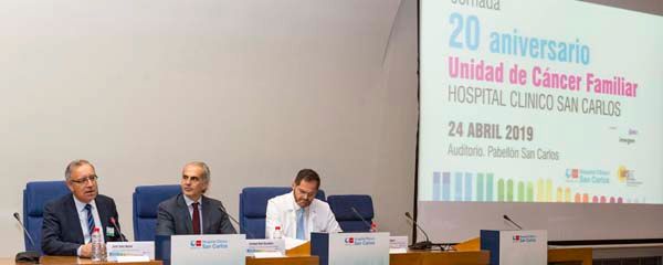 El gerente del Clínico, José Soto Bonel; el consejero de Sanidad, Enrique Ruiz Escudero; y el jefe del Servicio de Oncología Médica del hospital, Pedro Pérez Segura.