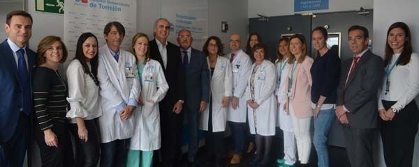 El consejero de Sanidad junto al equipo médico. 