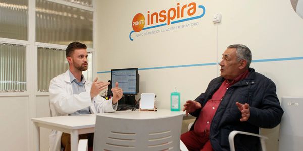 Un paciente recibe formación e información en el Punto Inspira.