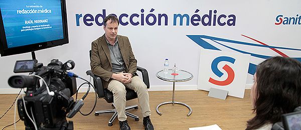 Raúl Hernanz durante la entrevista en el plató de Sanitaria 2000