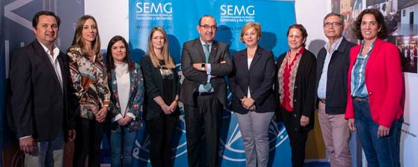 Manuel Mozota, vicepresidente 3º; Beatriz Torres, vocal; María Sanz, vicesecretaria, Asunción Gracia, vocal; Antonio Fernández-Pro, presidente; Pilar Rodríguez Ledo, vicepresidenta 1ª; Marta Martínez, secretaria de Información; Lorenzo Armenteros, tesorero; y Teresa Benedito, secretaria general.