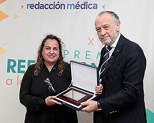 María del Mar Bueno recoge su premio accésit de mano de José María Pino.