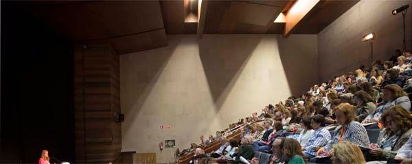 Aspecto de la sala durante la conferencia de Guadalupe Blay.