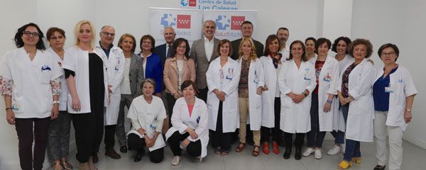 El consejero junto al resto del equipo médico.
