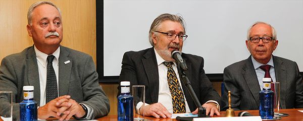 Augusto Silva, Patient Strategy and Population Health Director en MSD; Antonio L. Doadrio, presdiente de la Real Academia de Farmacia; y Julio Sánchez Fierro, abogado y doctor en Ciencias de la Salud. 