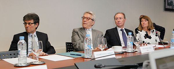 Humberto Arnés, Exuperio Díez, Martín Sellés y Carmen Valls durante el visionado del vídeo. 